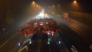 Konwój z "bestią" znowu na drodze. Już niedługo wjedzie na autostradę A1