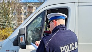 Robili to podczas jazdy. Byli tak zajęci, że nie zauważyli policjantów
