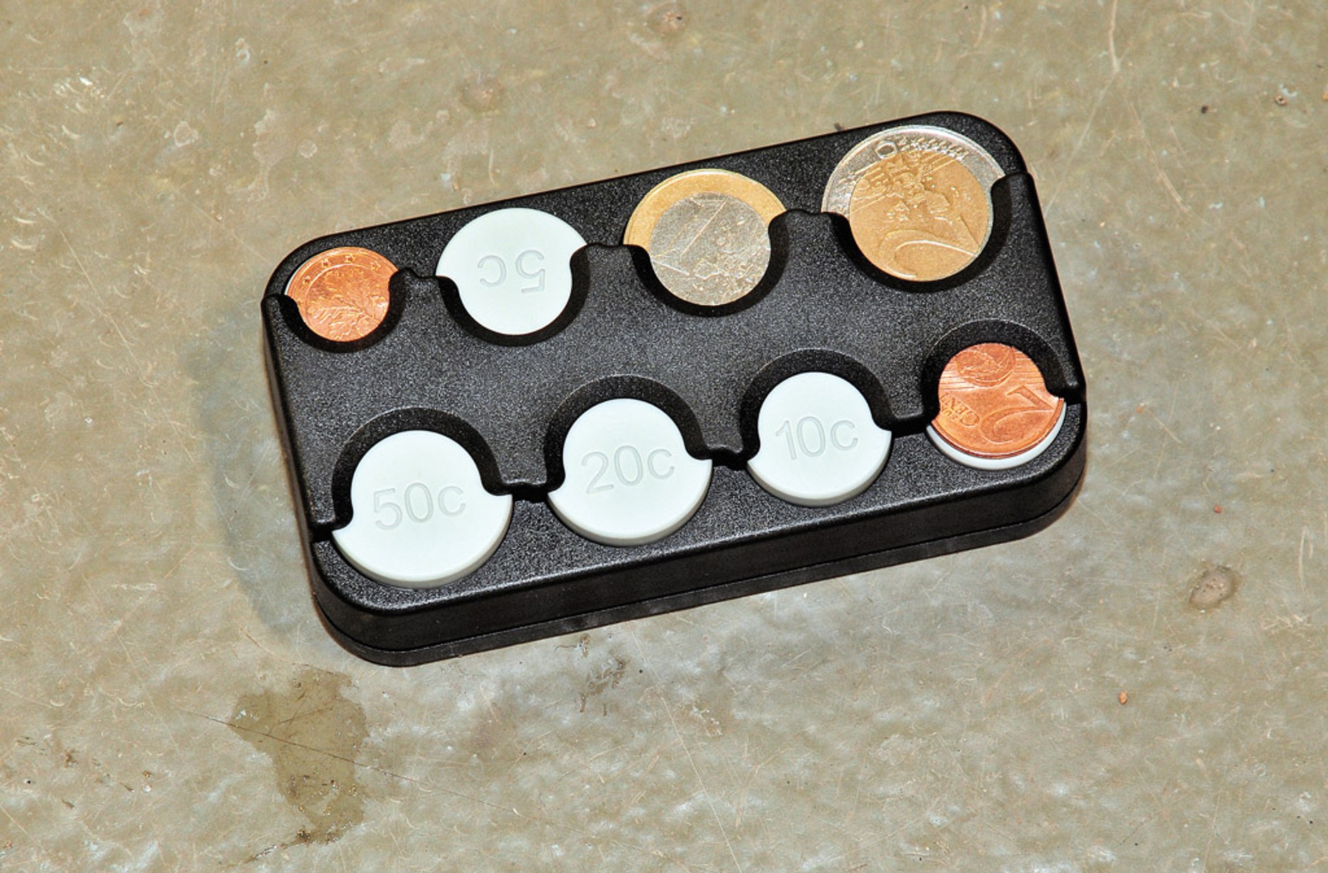 Tanie gadżety do auta: cieszą czy śmieszą?