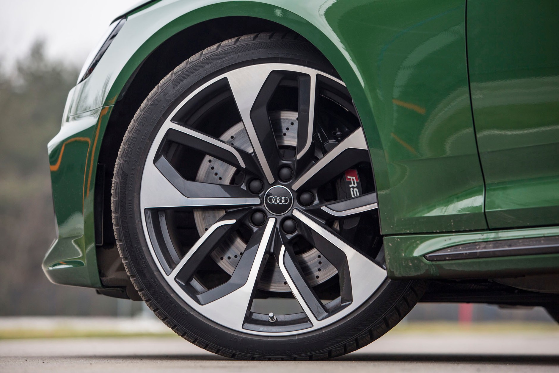 Audi RS4 Avant - kombi z ogniem w ...