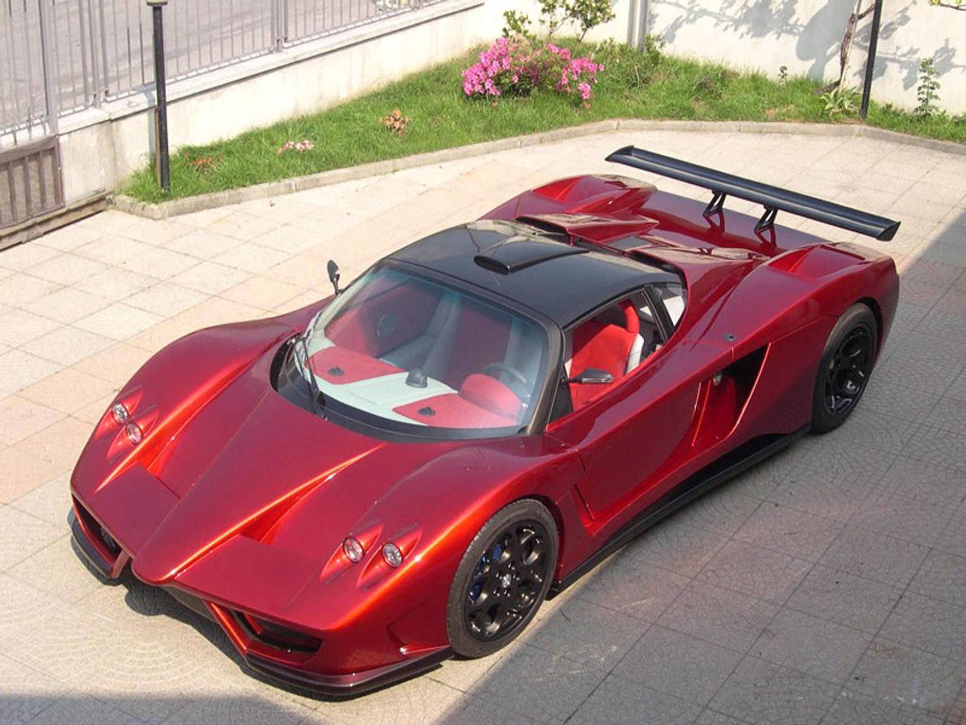 Lavazza GT-X V12 5.3: najnowsze osiągnięcie spółki Simbol Design