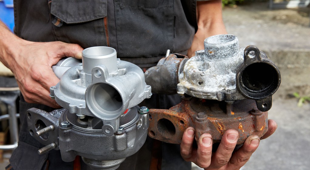 Turbosprężarka stara i nowa: nawet po obudowie widać, w jak ciężkich warunkach pracuje ten sprzęt