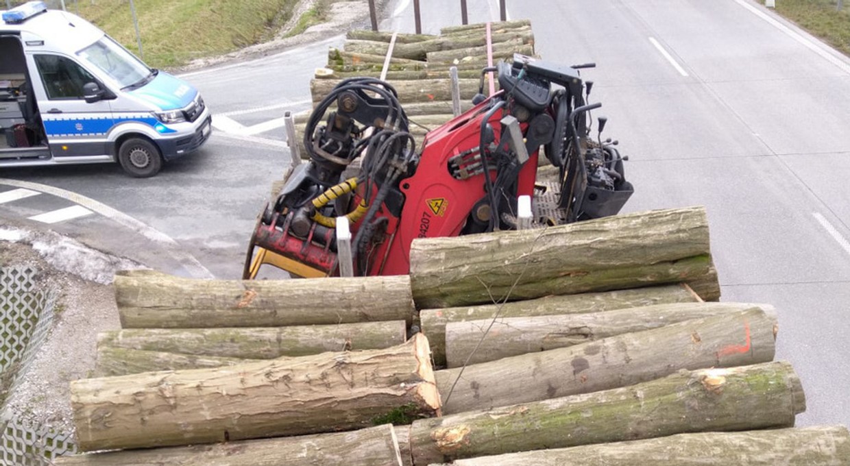 Włączył światło cofania, policjanci oniemieli. "Jakież było ich zdziwienie" [WIDEO]