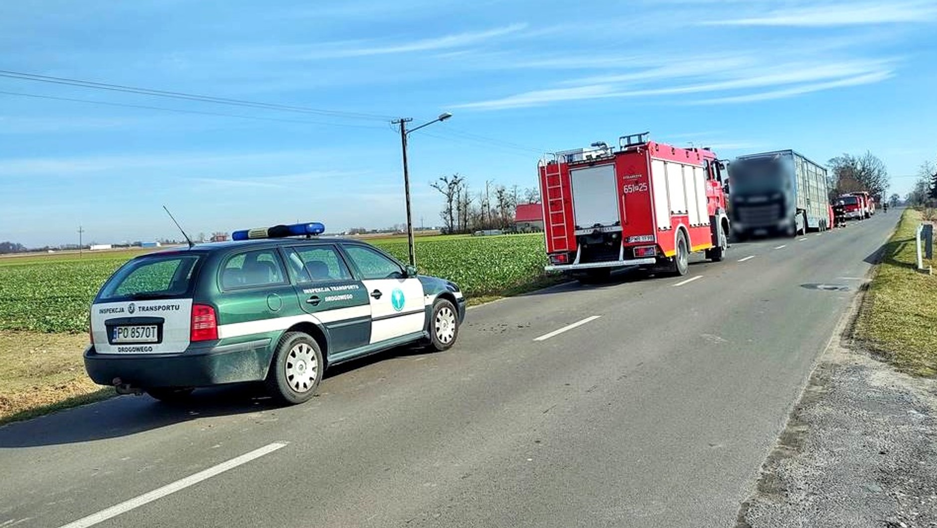 Ciężarówkę udało się postawić z powrotem na drodze