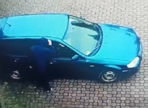 Wyszedł z kościoła i... ukradł samochód. Wszystko zarejestrował monitoring [WIDEO]