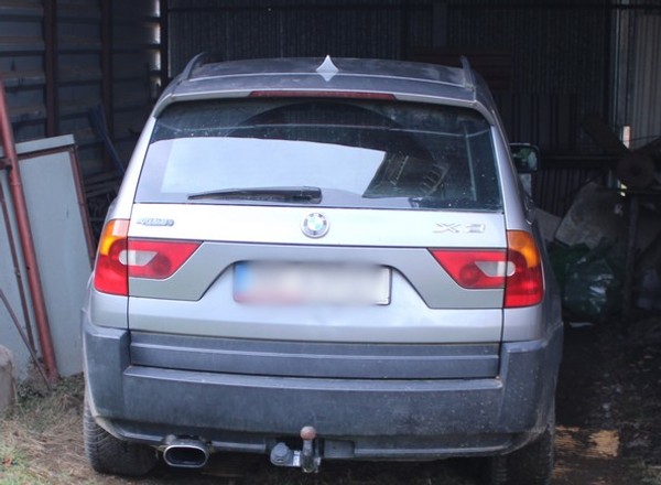Kierowca BMW zjechał po schodach. Policja odkryła znacznie więcej