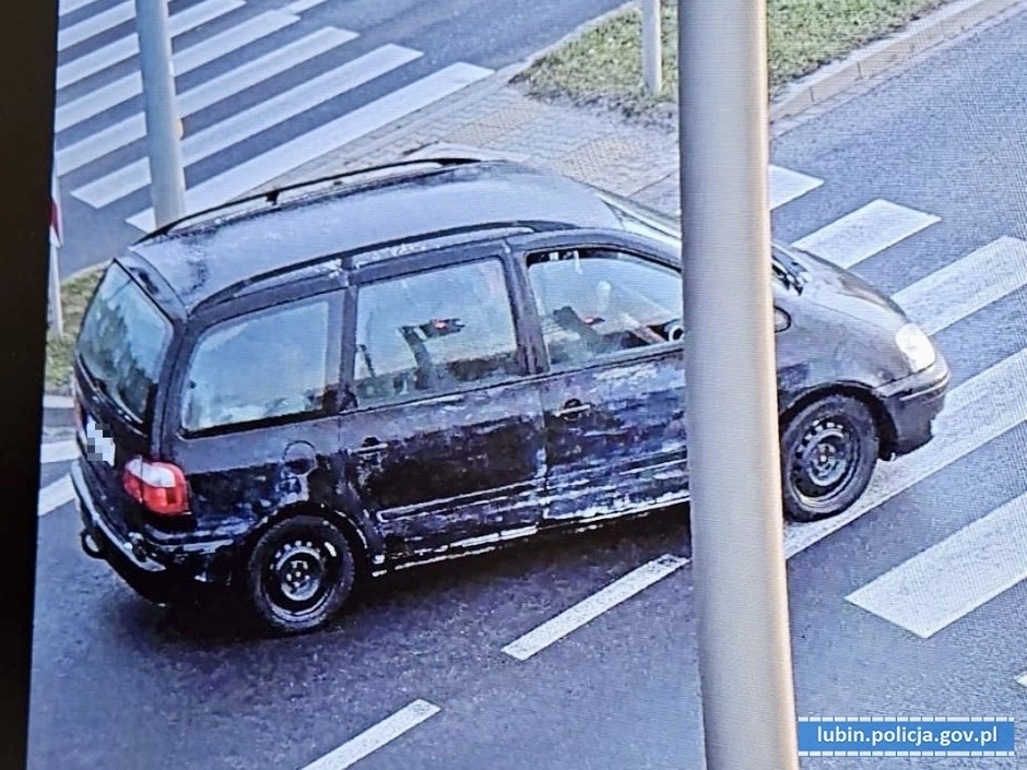 Ford Galaxy po nieudanej próbie zmycia jasnej farby