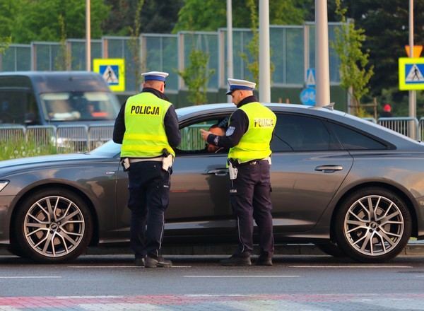 Znak D-42 to pułapka na kierowców. Zignorujesz go i możesz stracić prawo jazdy
