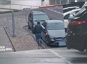 Szokujące zachowanie pieszego. Policja publikuje nagranie i szuka sprawcy