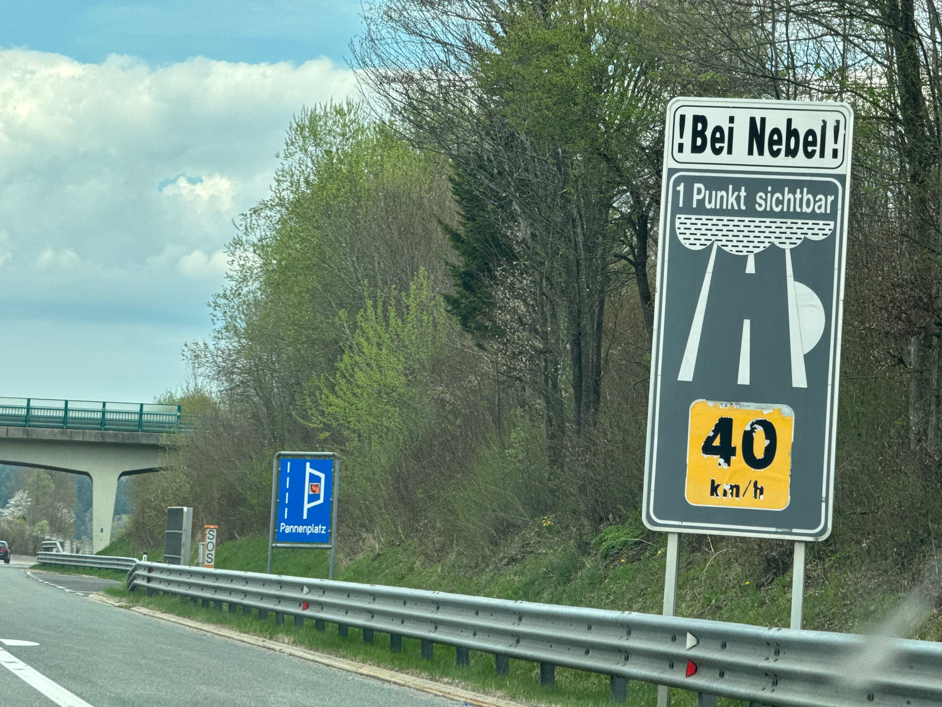 Oznakowanie na drogach Austrii (kropki na drogach), przydatne w przypadku silnej mgły