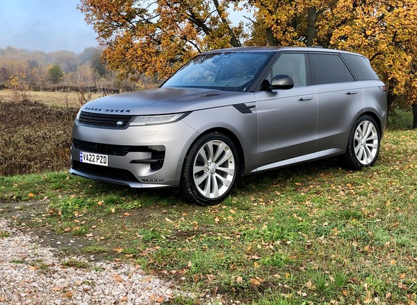 Range Rover Sport to forteca na kołach. Odcinasz się w niej od wszystkiego