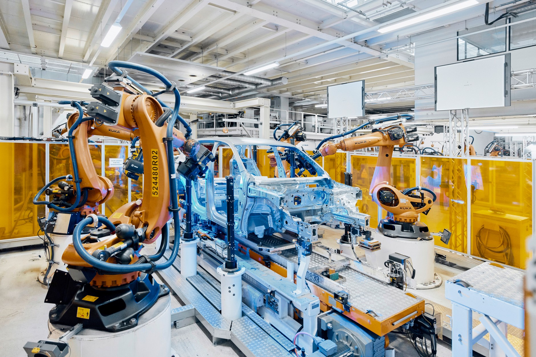 Według ekonomisty, znani producenci europejscy zbyt mocno trzymają się tradycyjnych napędów i za wolno dokonują transformacji