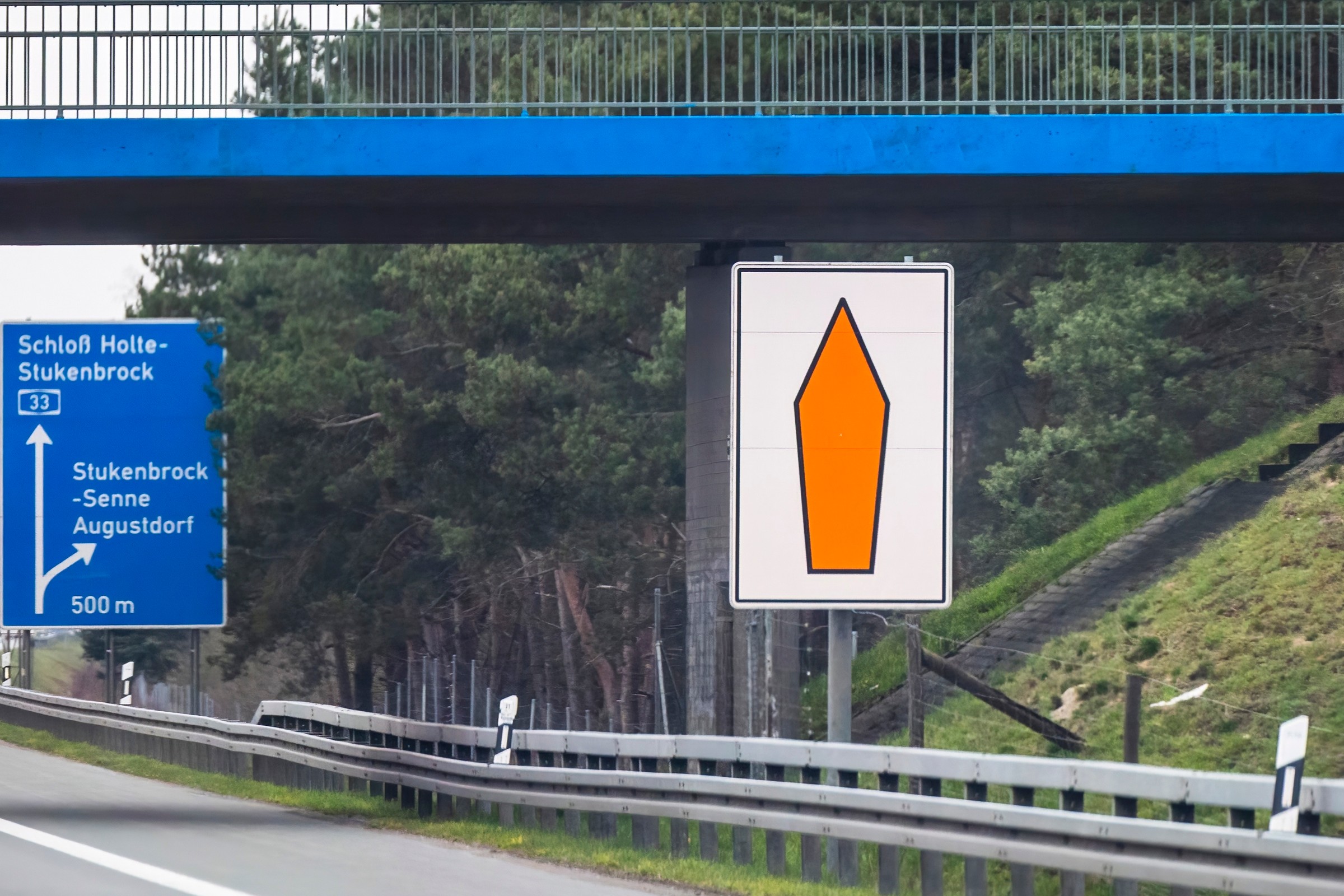 Pomarańczowa strzałka przy niemieckiej autostradzie. U nas takich nie ma
