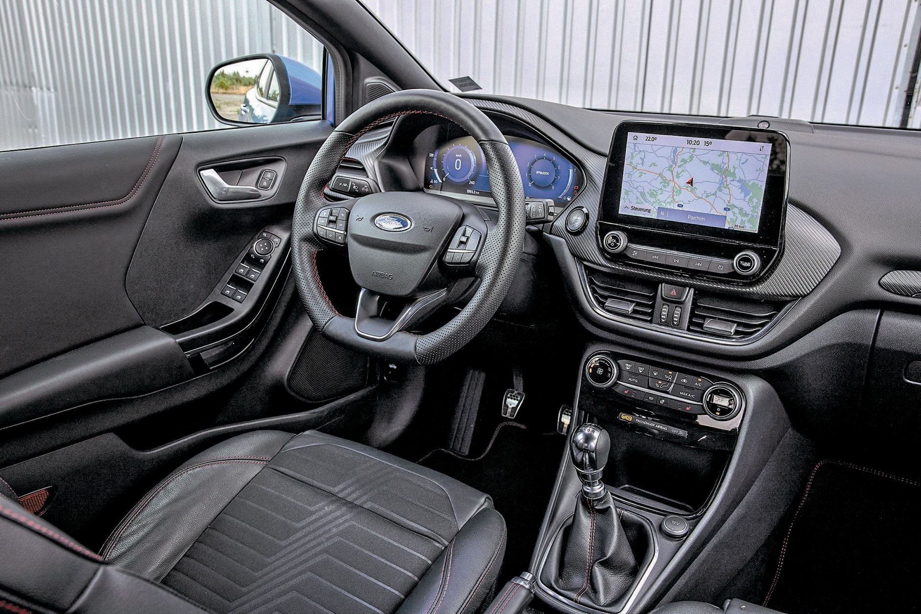 Takie luksusy, niestety, nie w wersji Trend, na zdjęciu widzicie m.in. wirtualne zegary, automatyczną klimatyzację i tapicerkę z Pumy ST-Line