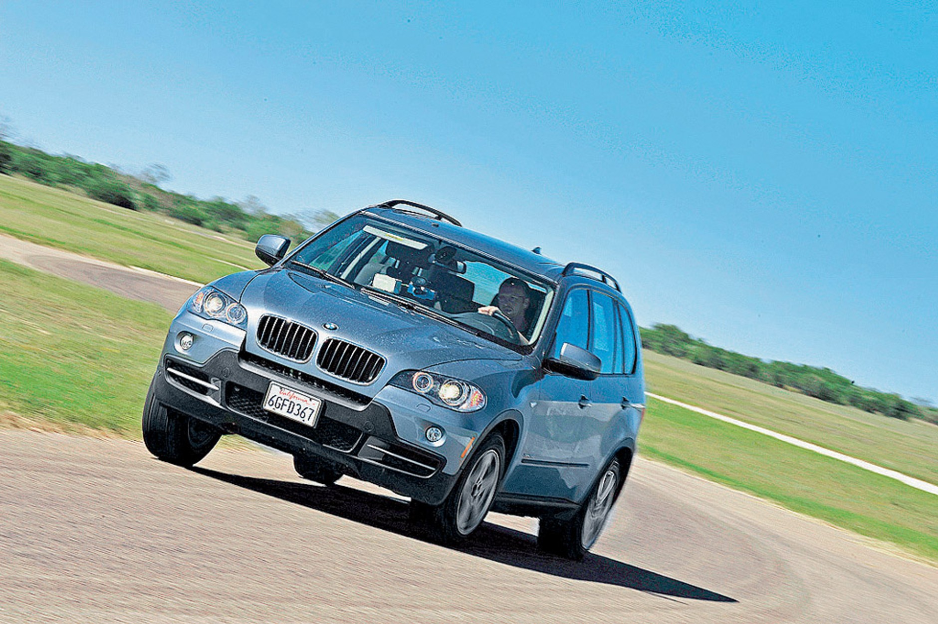 Test opon letnich w rozmiarze 255/55 R 18: jakie gumy kupić do SUV-a