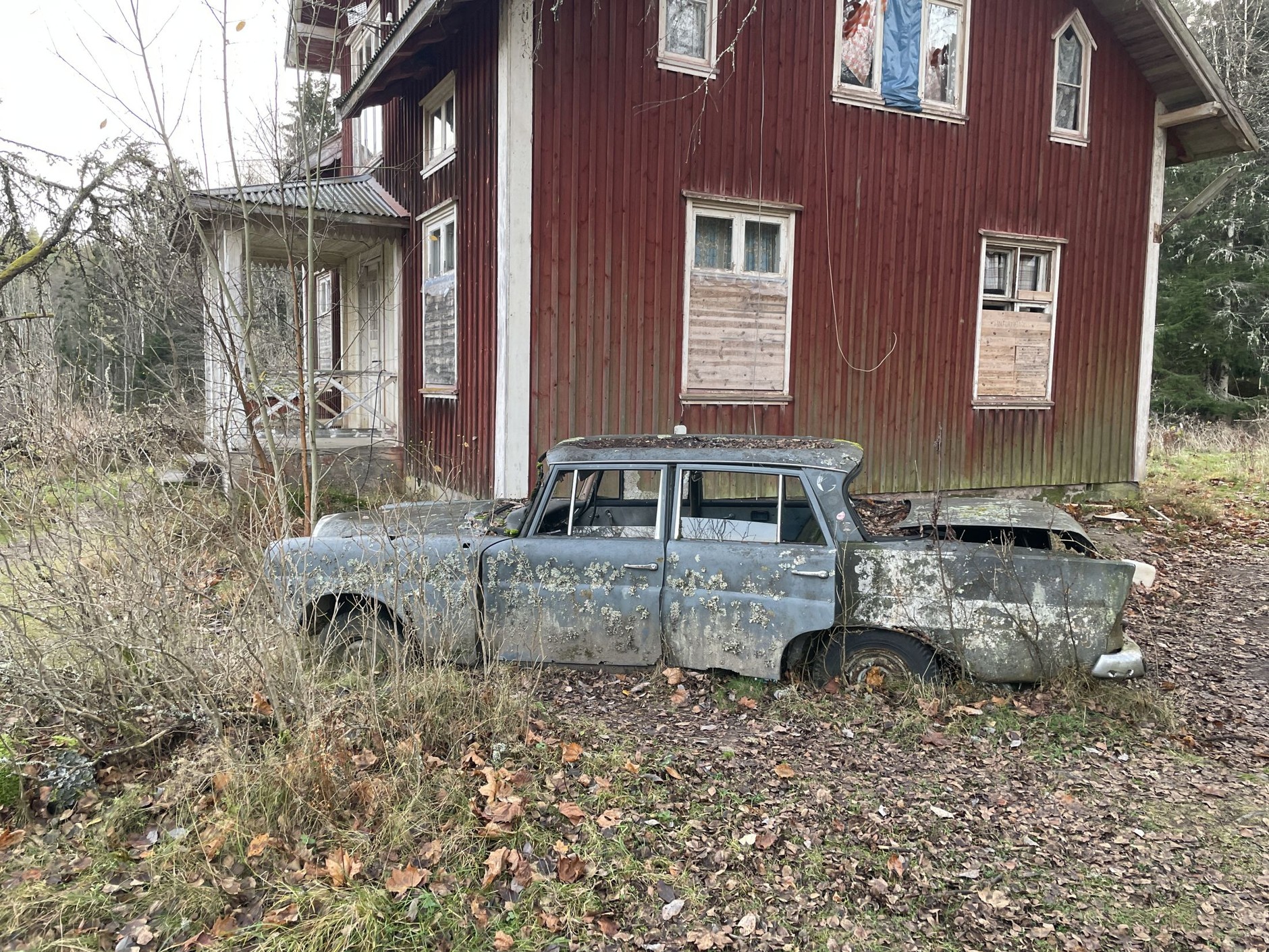 Cmentarzysko samochodów w Bastnas w Szwecji