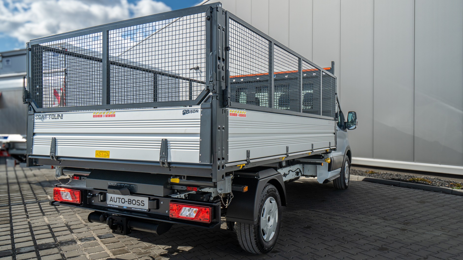 Ford Transit z zabudową typu wywrotka trójstronna