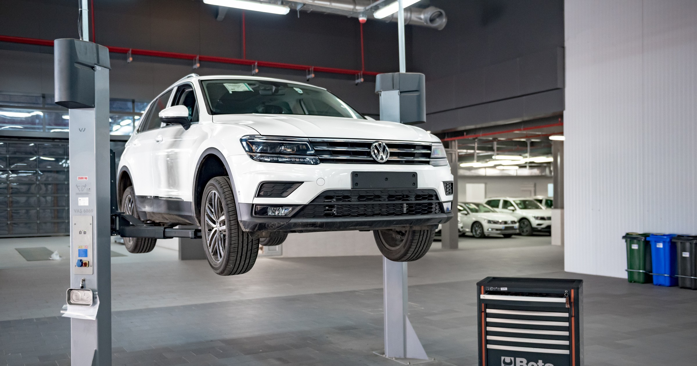 Według aktualnych szacunków problem może dotyczyć nawet ok. 4 mln aut różnych marek koncernu VW – we wszystkich zastosowano te same, wadliwe śruby układu kierowniczego. 