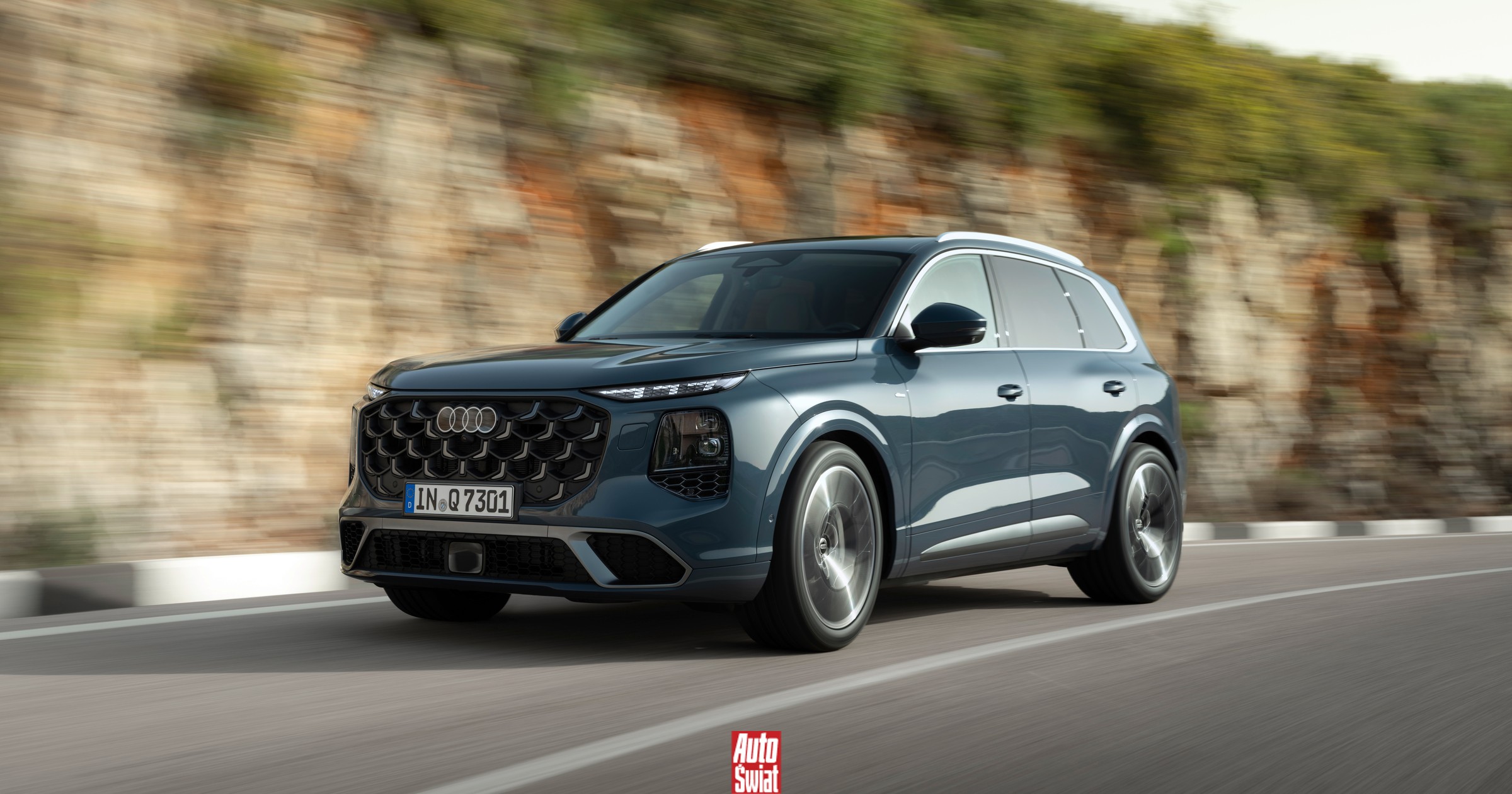 Takie jest nowe Audi Q7. Kierunkowskazy wyświetla na asfalcie, ale pod maską ma TDI