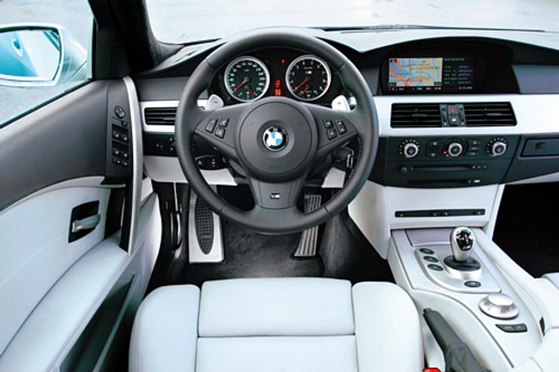 Które auto jest bardziej sportowe?