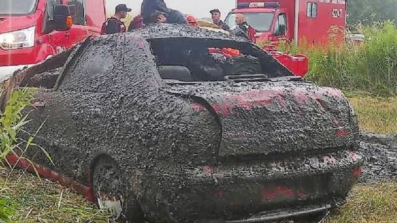 Fiat wyciągnięty z rzeki
