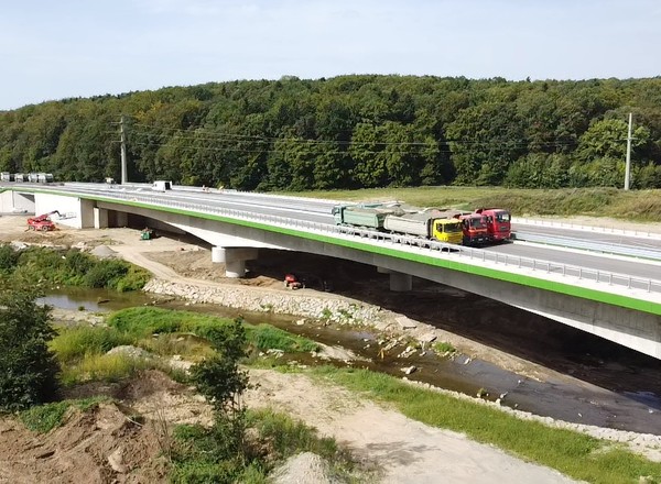 To była ekstremalna próba. Trasą S19 przejechały ciężarówki o masie ponad 600 ton