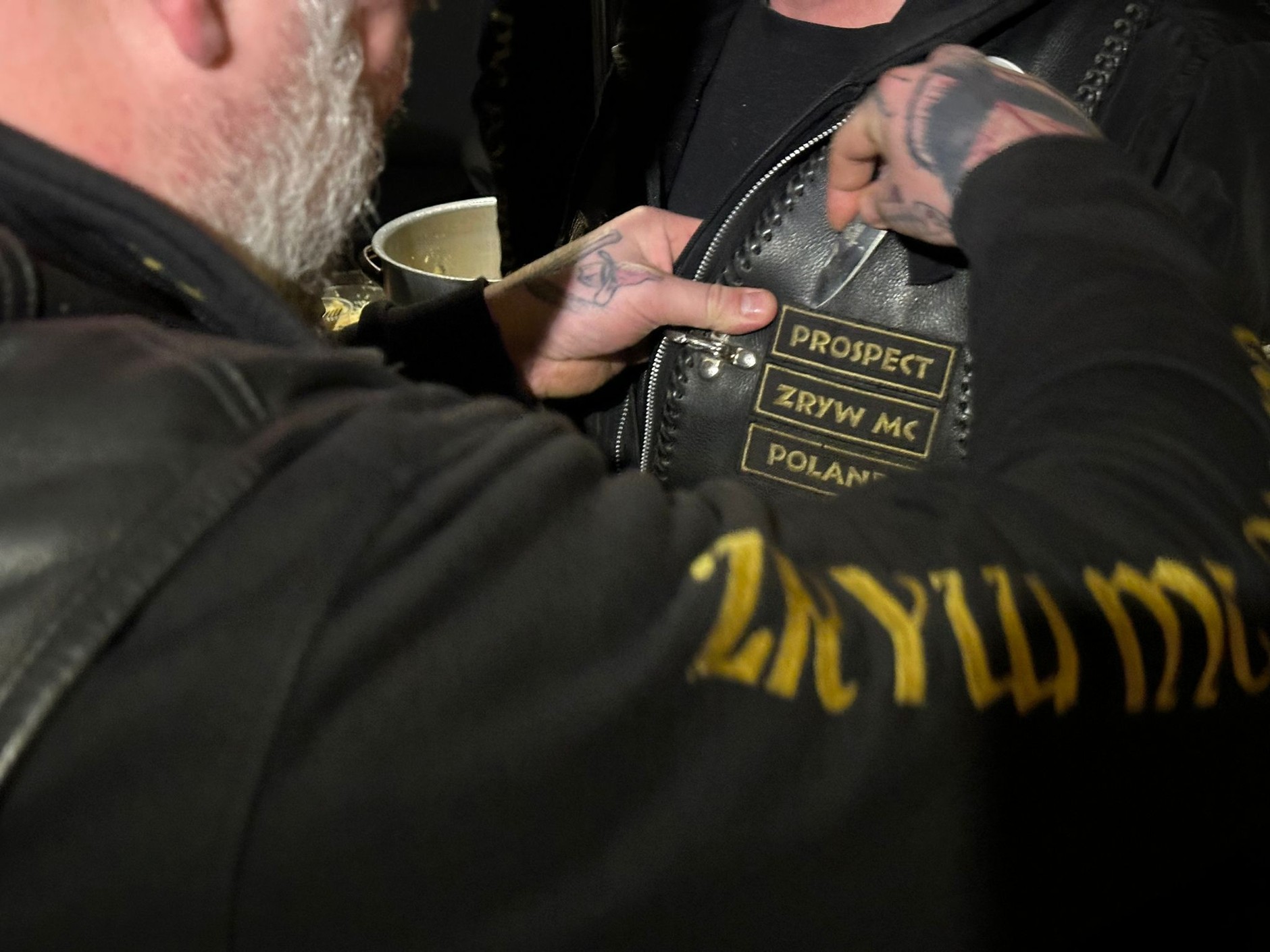 To nie są ozdoby. Wszystko, co znajduje się na klubowej kamizelce, coś znaczy