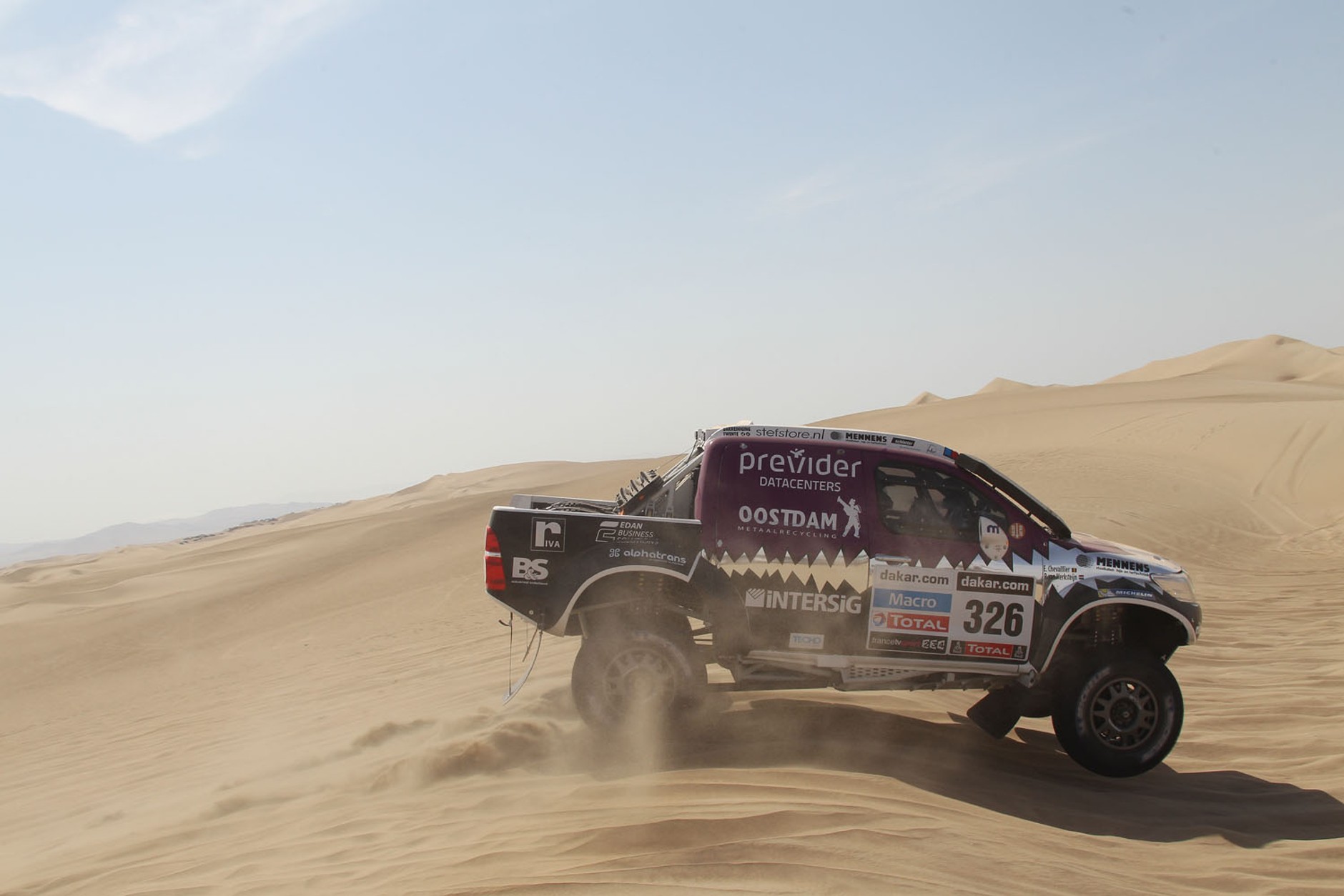 Dakar 2013: Hołowczyc zawiedziony, Sainz utknął na wydmach (2. etap, wyniki, galeria)