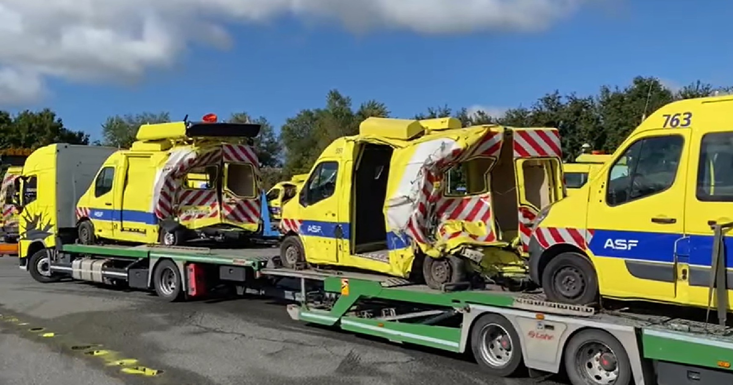 Samochody służb drogowych po wypadkach na autostradach we Francji