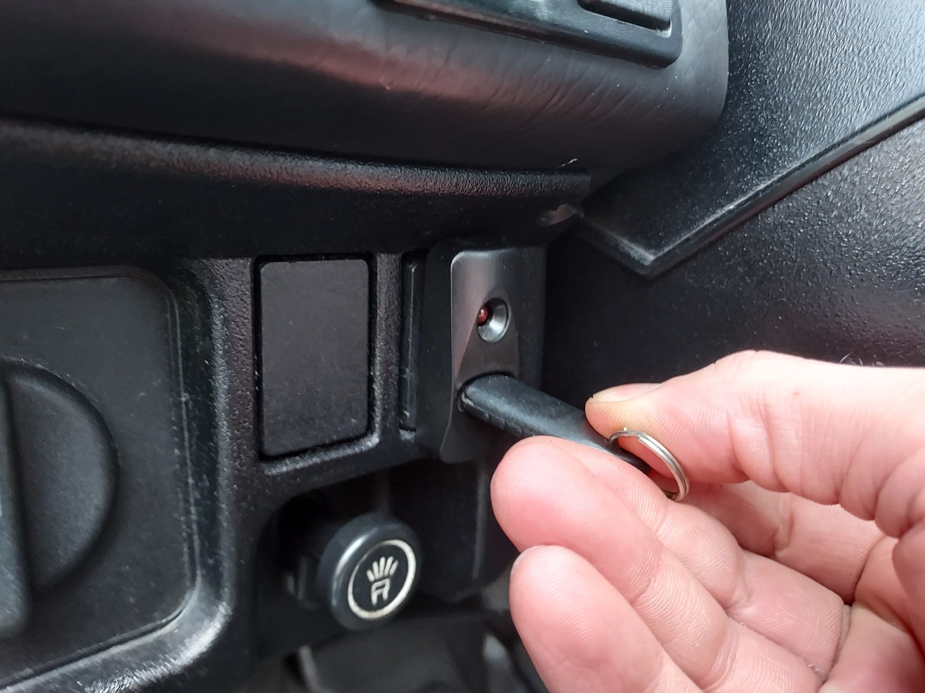 Wszelkie alarmy oraz immobilizery akcesoryjne to złodzieje prądu