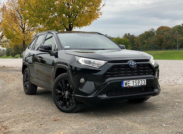 Toyota RAV4 2.5 Hybrid AWD Black Edition by JBL – cała na czarno