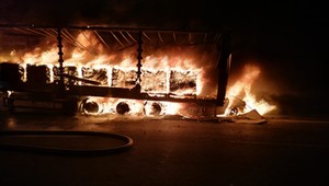 Wbił się pod naczepę tira i zaczął płonąć. Polak ruszył na ratunek