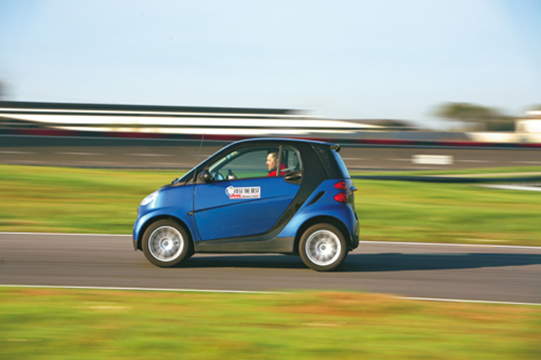 Toyota IQ kontra Ford KA, Smart i Fiat 500 - Kto robi najbardziej ciekawe mini?