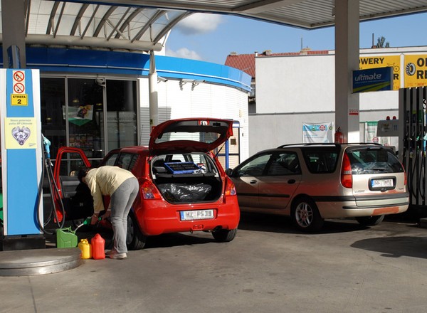 Jak daleko warto jechać po tańsze paliwo?