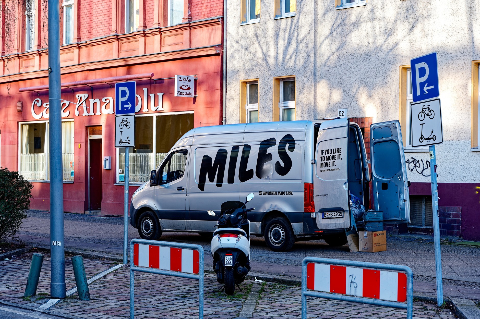 Na tym dostawczaku też ktoś próbował zmienić napis "MILES" na "MILFS". Wyszło średnio.