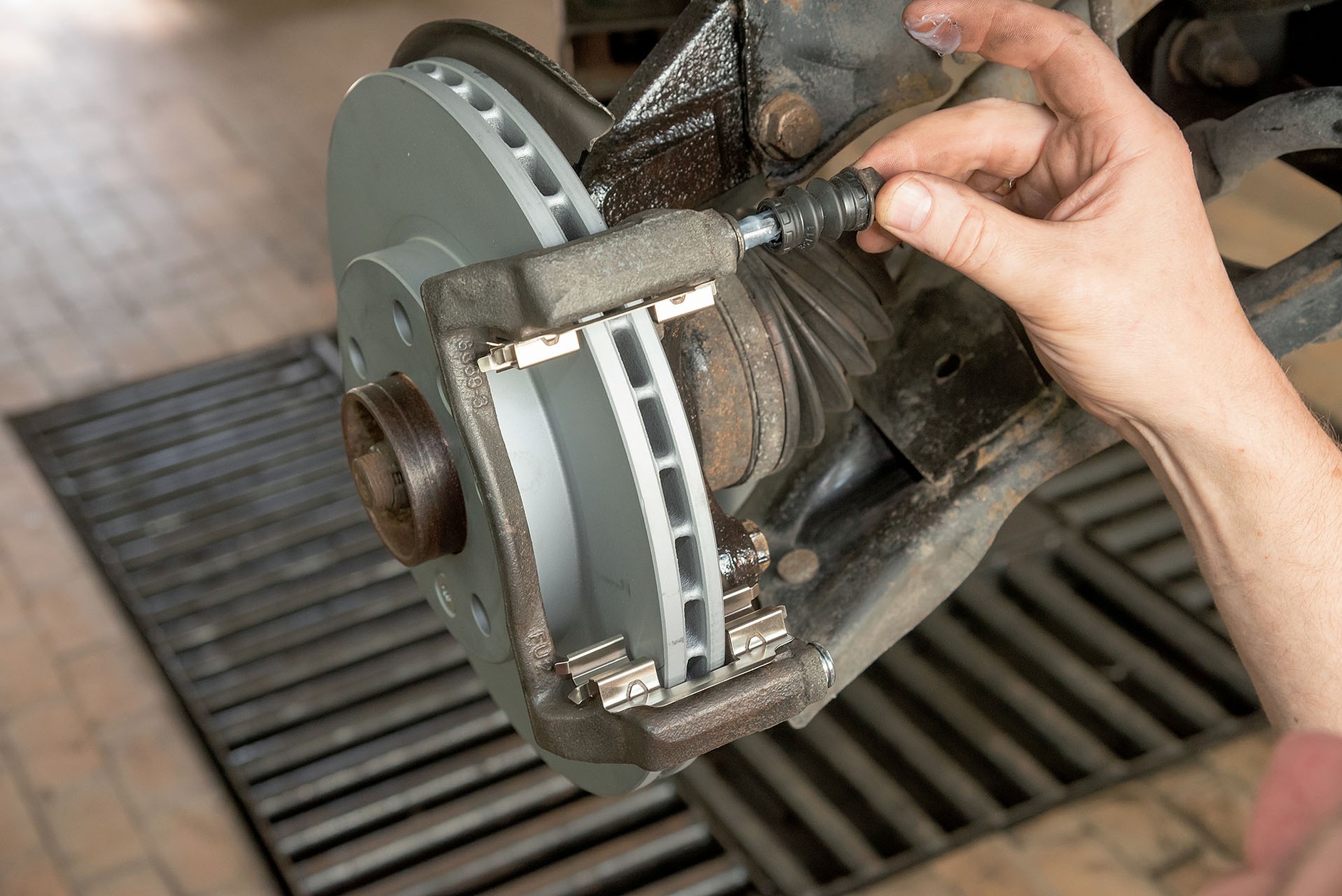 Regeneracja zacisków hamulcowych krok po kroku - zobacz jak to zrobić