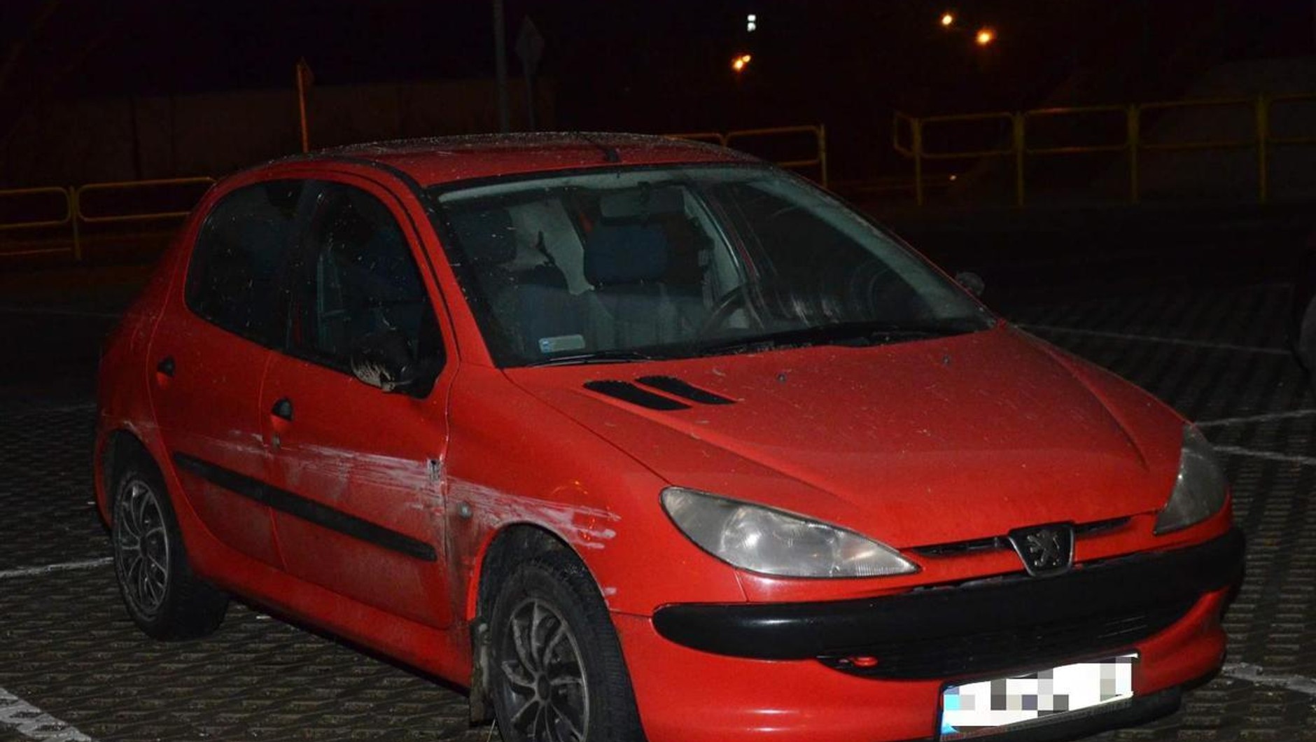 Uszkodzenia Peugeota jadącego pod prąd w Myślenicach