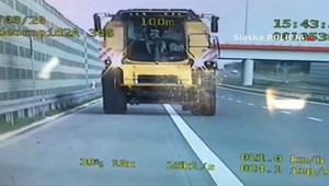 Kombajnem zbożowym po autostradzie - interweniowała policja [Wideo]