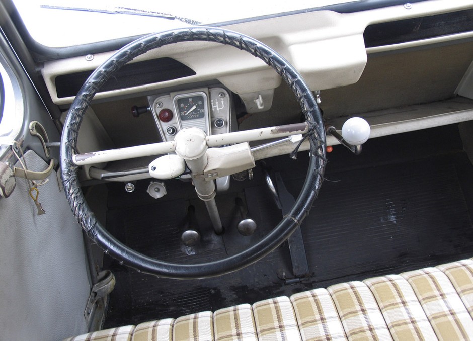 Citroen 2CV: cztery koła pod parasolką