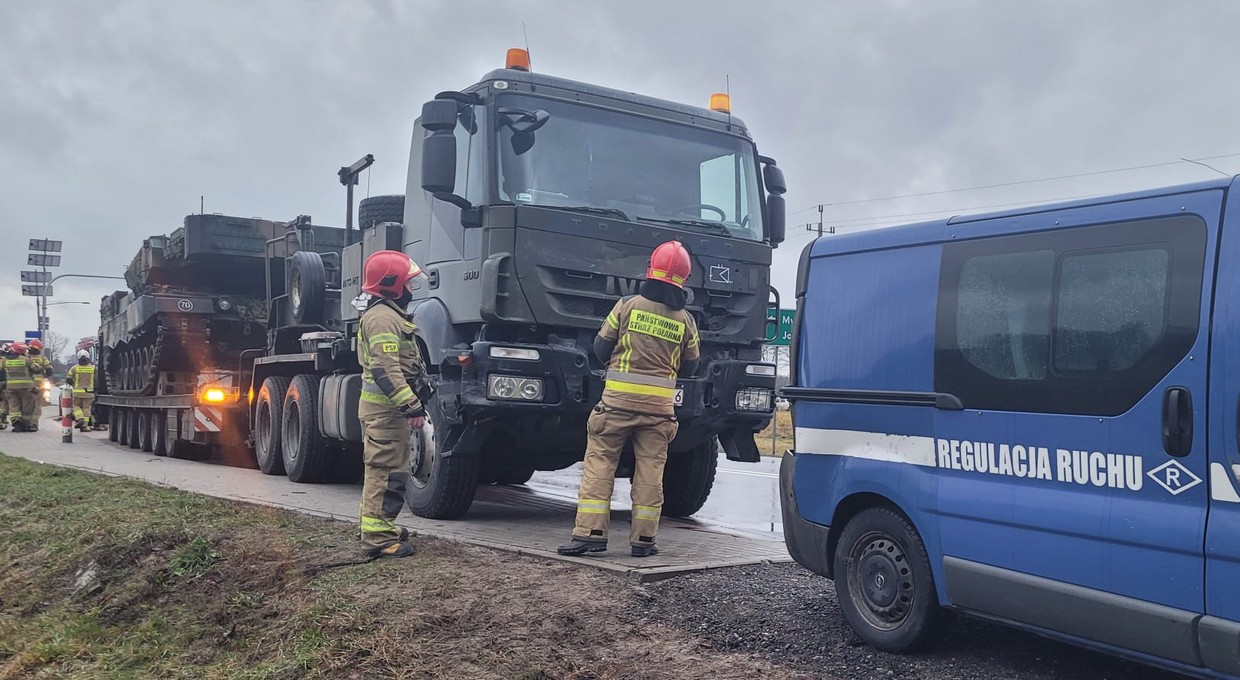 Niecodzienny wypadek na Mazowszu. Wymusił pierwszeństwo na kolumnie z czołgiem