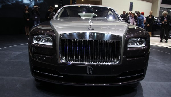 Kuba Wojewódzki obok luksusowego Rolls-Royce’a Wraith