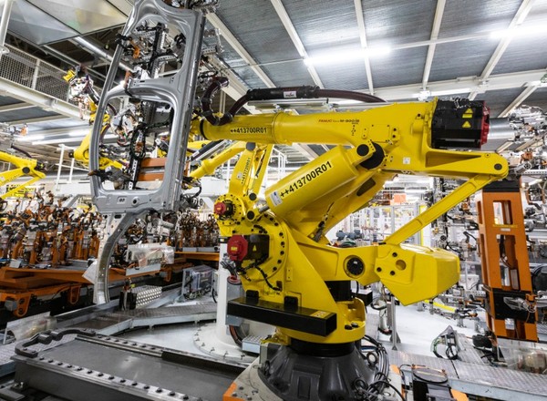 Stalowa prawa ręka Seata. Te roboty wykonują najcięższą pracę