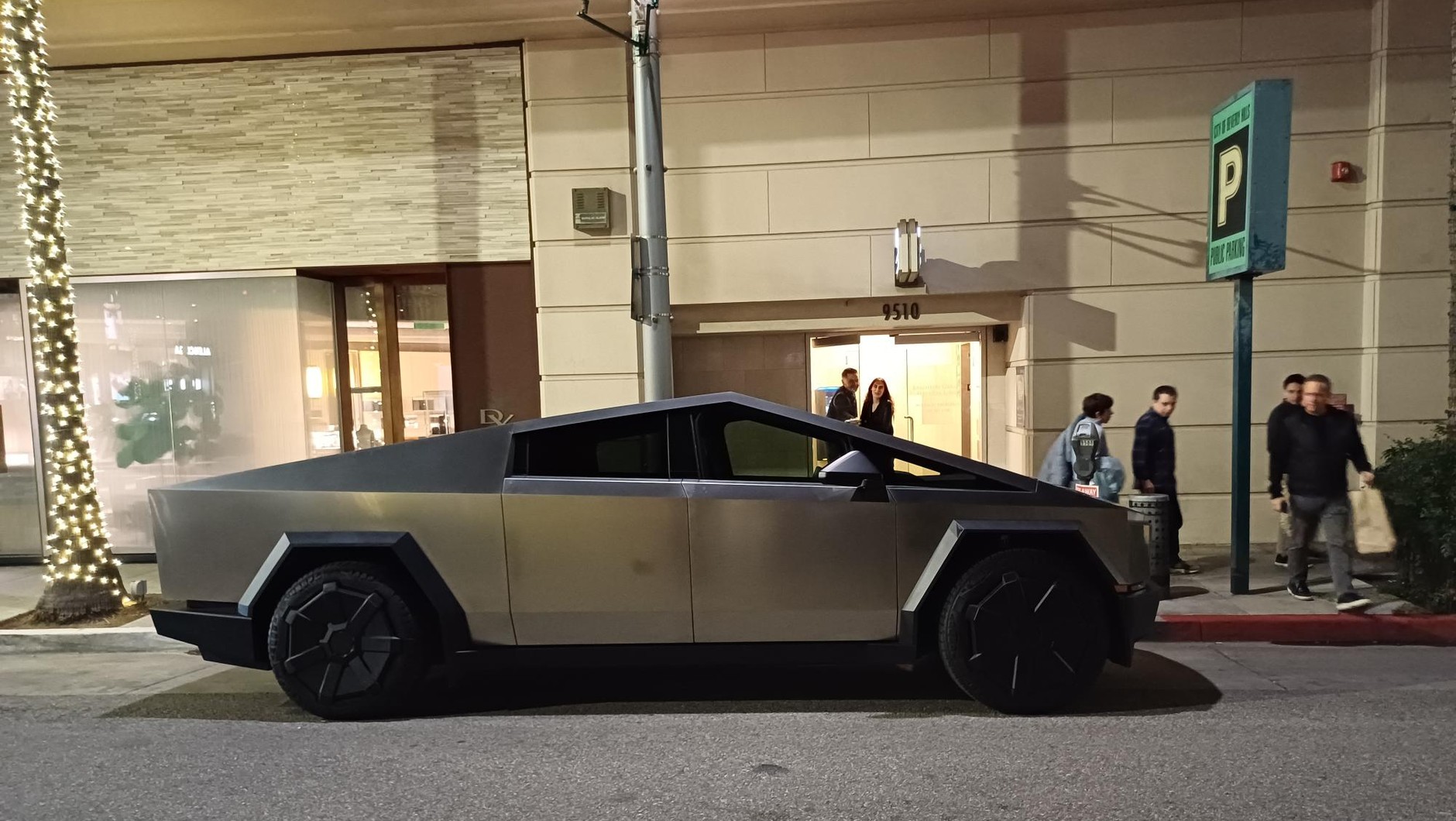 Tesla Cybertruck i inne auta w USA