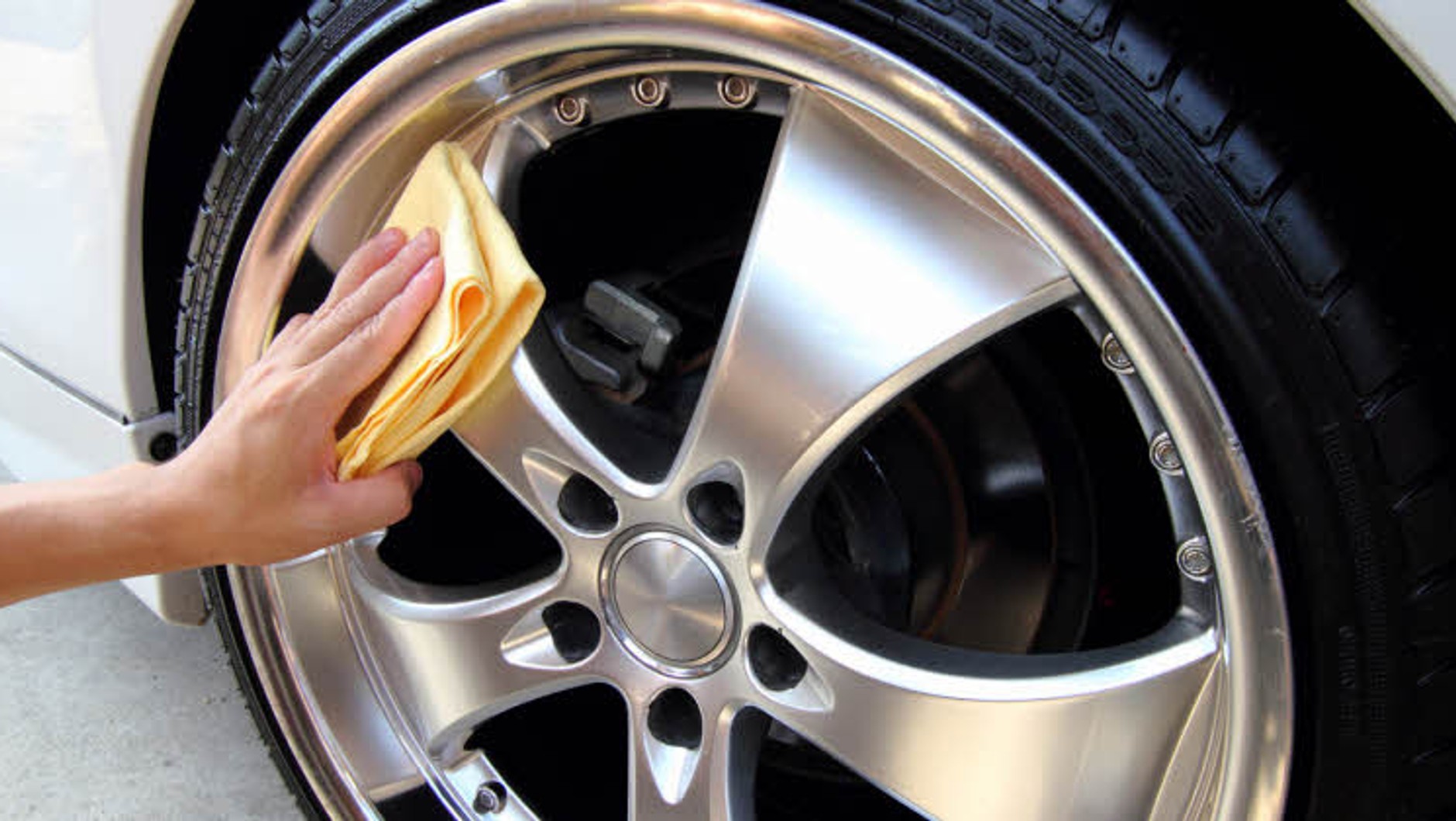 Chcesz zadbać o swoje auto profesjonalnie? Te kosmetyki musisz mieć
