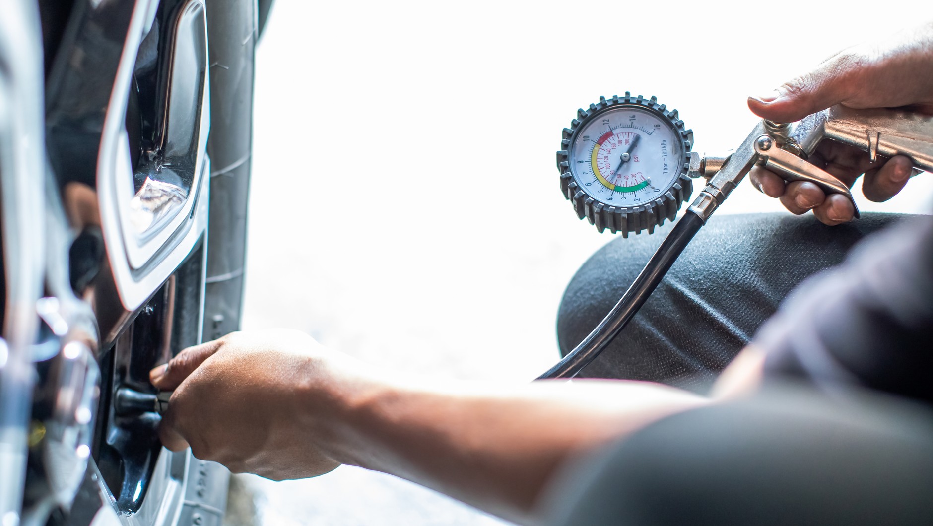 Pierwszą czynnością po zauważeniu kontrolki TPMS jest zazwyczaj dopompowanie powietrza w oponach