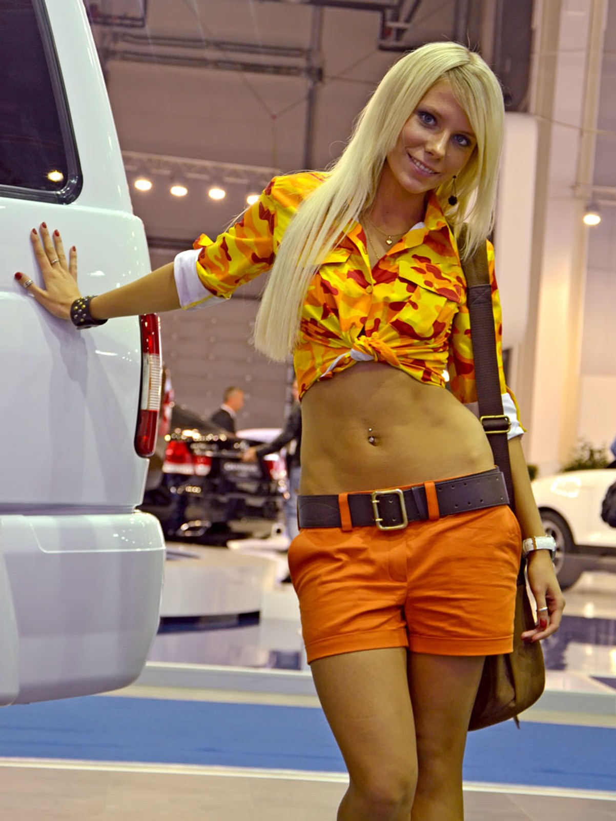 Moskwa 2012: taakie dziewczyny reklamowały auta