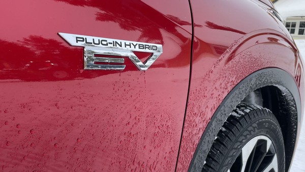 Ukryte koszty hybryd plug-in. Nowy raport pokazuje prawdę