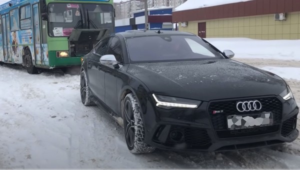 Czarne Audi RS7 wyciągnęło z zaspy śnieżnej autobus