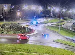 Przewrócił się na rowerze elektrycznym. Kierowca go nie zauważył [WIDEO]