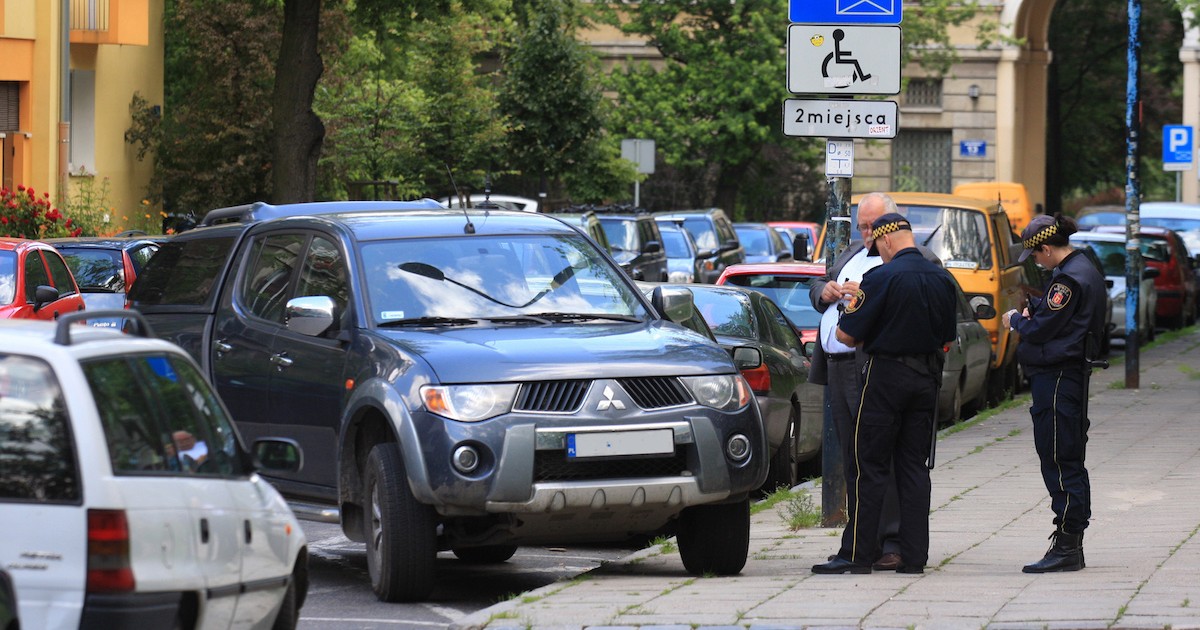 Bezpieczne i przepisowe parkowanie samochodu